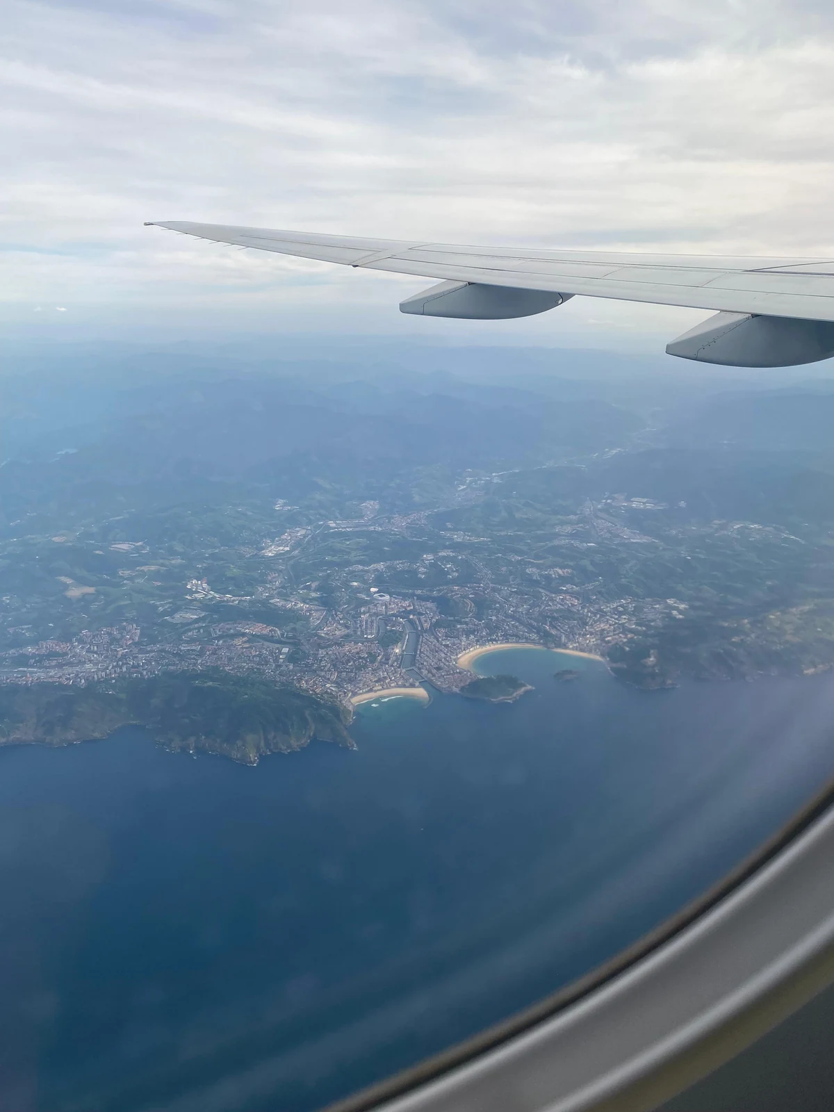 Vista aérea de Donostia desde la ventanilla de un avión.