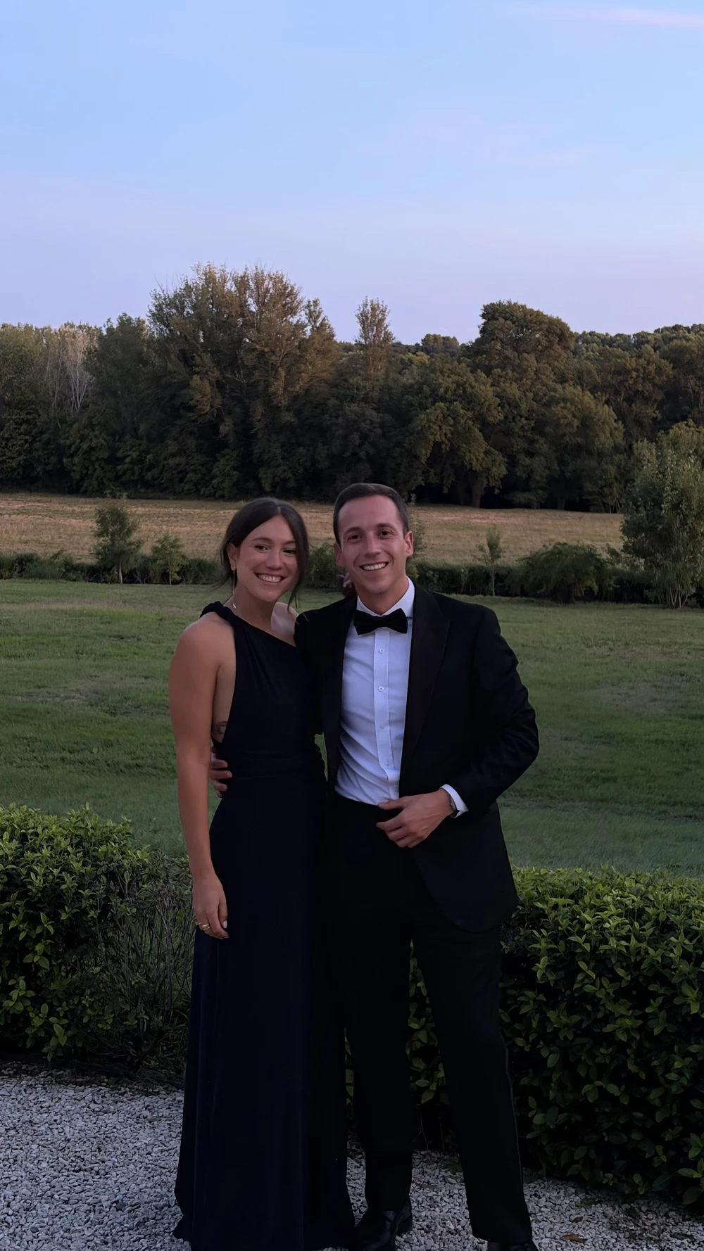 Jone y Alfonso vestidos de gala en un jardín